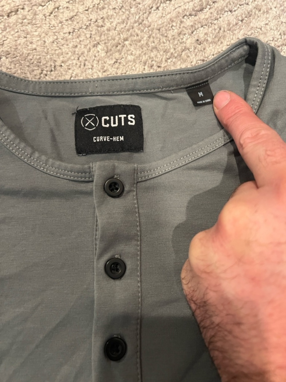 Cuts Clothing Men’s Gray Henley Curve-Hem Shirt